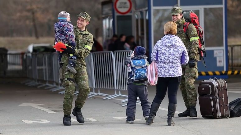 Video slovenských vojáků a ukrajinských dětí obletělo svět